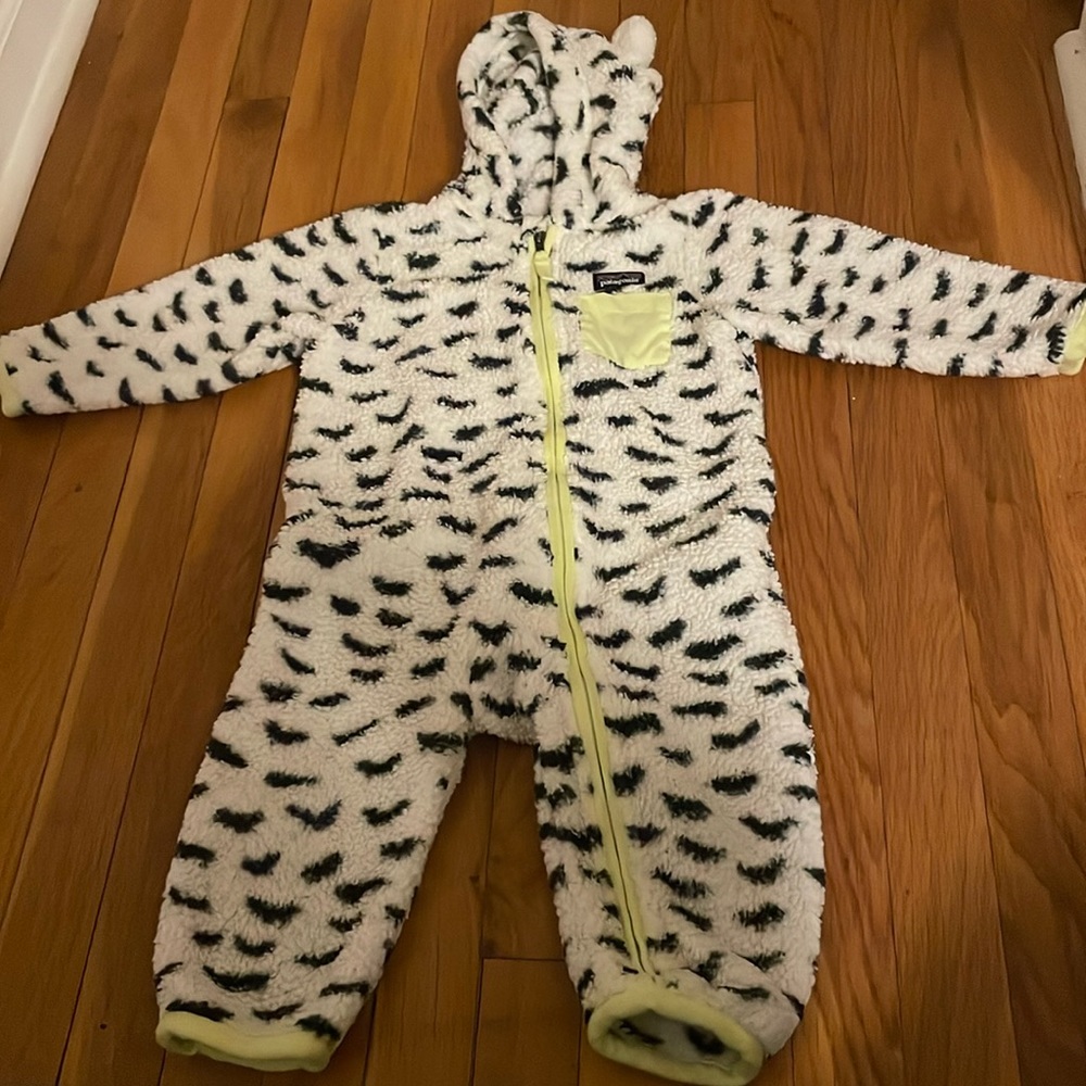Fleece one piece snow leopard bunting suit with adorable tail in black. 2t. GUC.